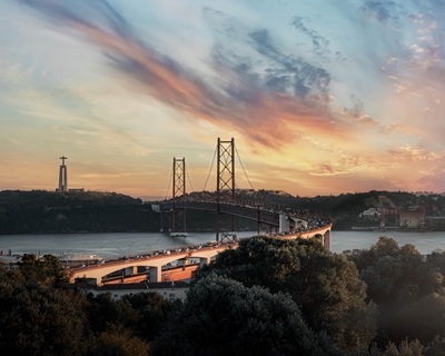 Auringonlasku Lissabonin sillan yllä
