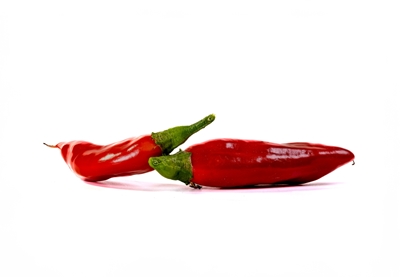 Rød chili på lys bakgrunn