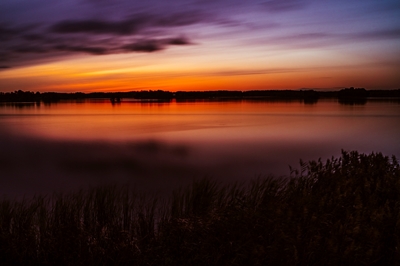 Auringonlasku järvellä