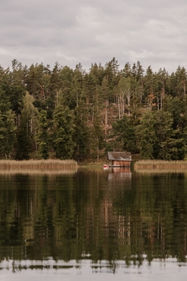 Bådehus ved en stille sø