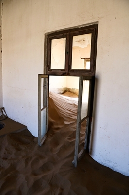 Fenêtre pleine de sable 