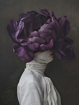 Fialová květinová hlava surrealistická 
