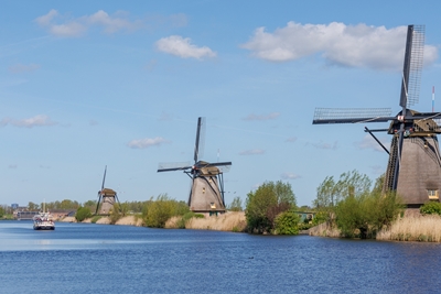 windmühlen an einem Fluß