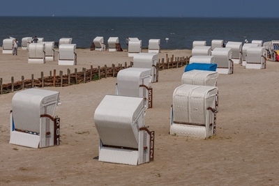 Hvide strandstole ved havet