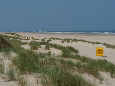 Chaise de plage jaune dans les dunes