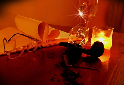 dýmka, víno, kniha a svíčka