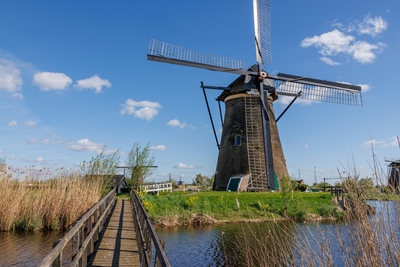 Větrný mlýn s dřevěným mostem