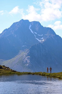 Lago de montaña ártico