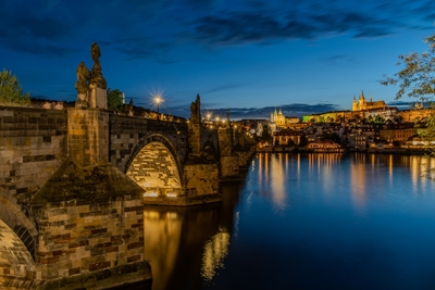 Le pont Charles de Prague à la lumière du soir