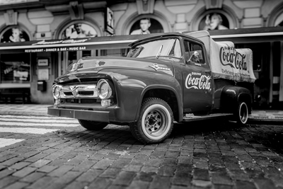 Zabytkowy Coca-Cola Ford F-100