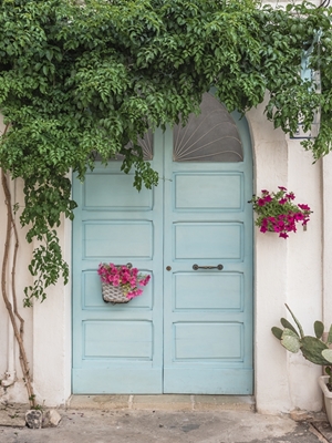Niebieskie drzwi z fioletowymi kwiatami