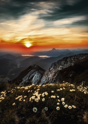 Paysage de montagne au coucher du soleil