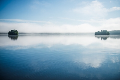 Îles dans le brouillard matinal