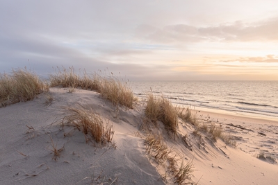 Dunas de areia e mar à luz do amanhecer