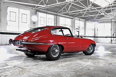 Roter clássico Jaguar E-Type