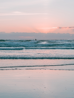 Surfer solnedgang Frankrike