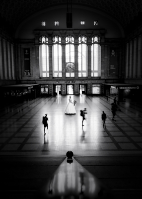 La novia en la estación de tren 