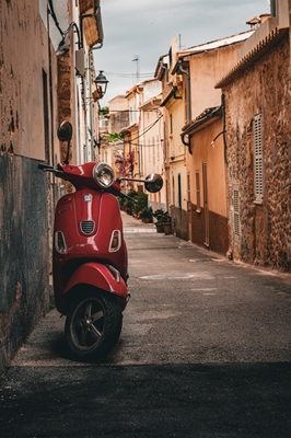 Vespa en el casco antiguo