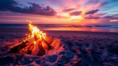 Lägereld på en strandsolnedgång