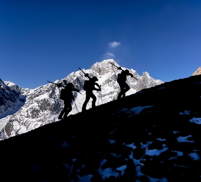 Skieurs et Mont Blanc