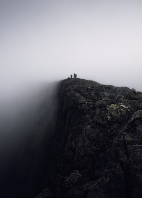 Pico de montaña envuelto en niebla