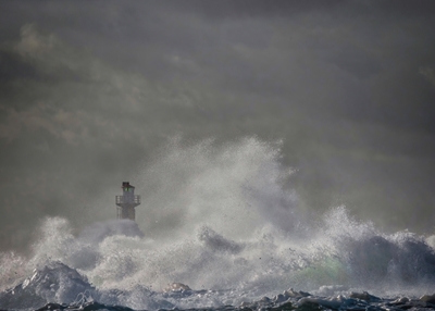 La tempête embrasse le phare