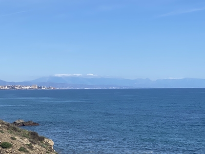 Pico nevado da montanha na distância