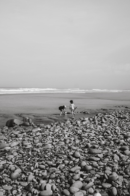 Zwei Kinder, die am Strand spielen