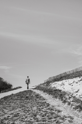 Hombre caminando por un sendero