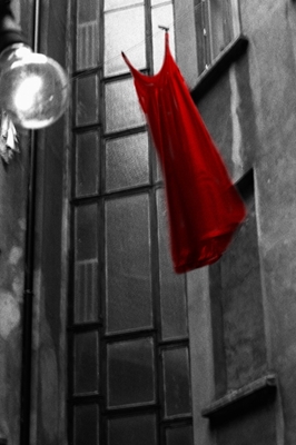 Vestito rosso nel cortile