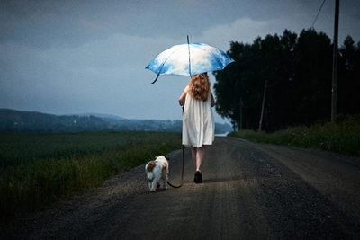 Une fille promène son chien