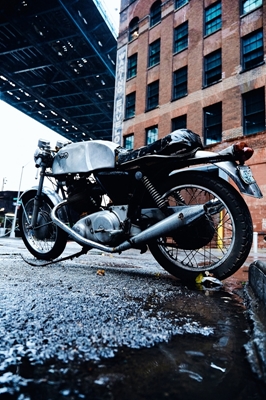 Motocicleta velha em Brooklyn