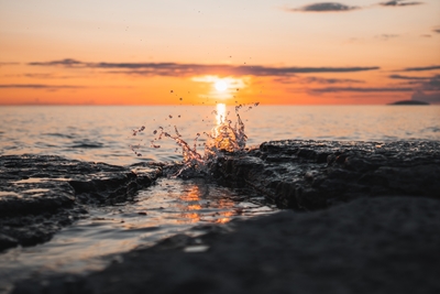 Zonsondergang aan zee