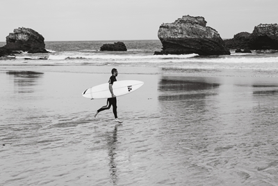 Surfare på stranden i Biarritz