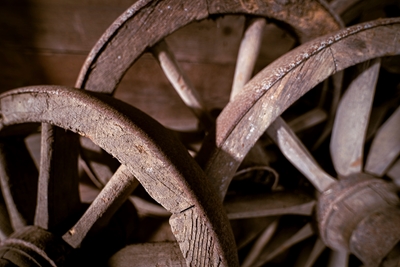 Vieilles roues de chariot