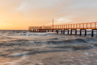 Goldgelber Herbstmorgen über dem Meer