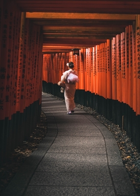 Geisha caminando por el camino sagrado