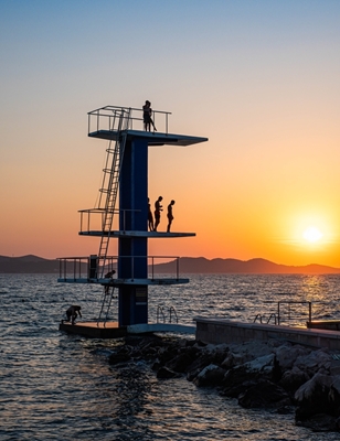 De silhouetten van de de zomerzonsondergang 