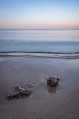 Vågor vid en strand