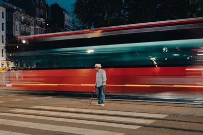 Homme âgé à un passage piéton