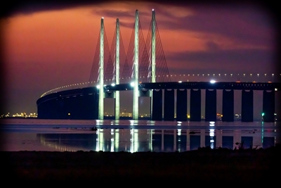 Most nad cieśniną Öresund późnym letnim wieczorem