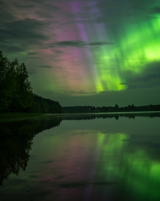 Auroras boreales sobre el lago