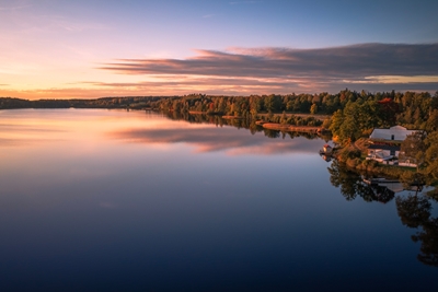 Bord de lac serein au coucher du soleil