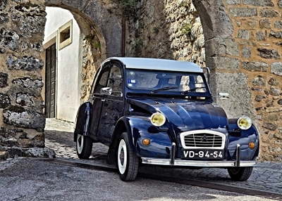 Citroen 2 CV in een dorp