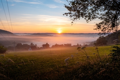 Lever de soleil avec brouillard