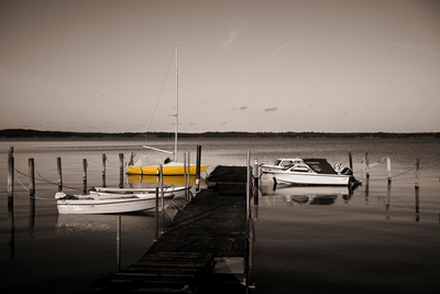 Jetée de bateau-bateau jaune