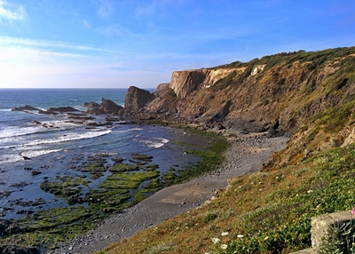 Ruige kust in het westen van de Algarve