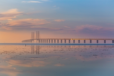 Magische brug in de late zomeravond