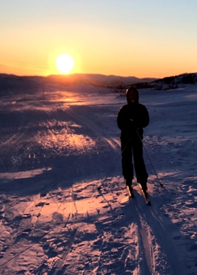 Skiën in de zonsondergang