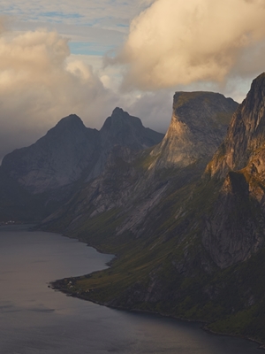 Bjergtoppe i aftenlyset